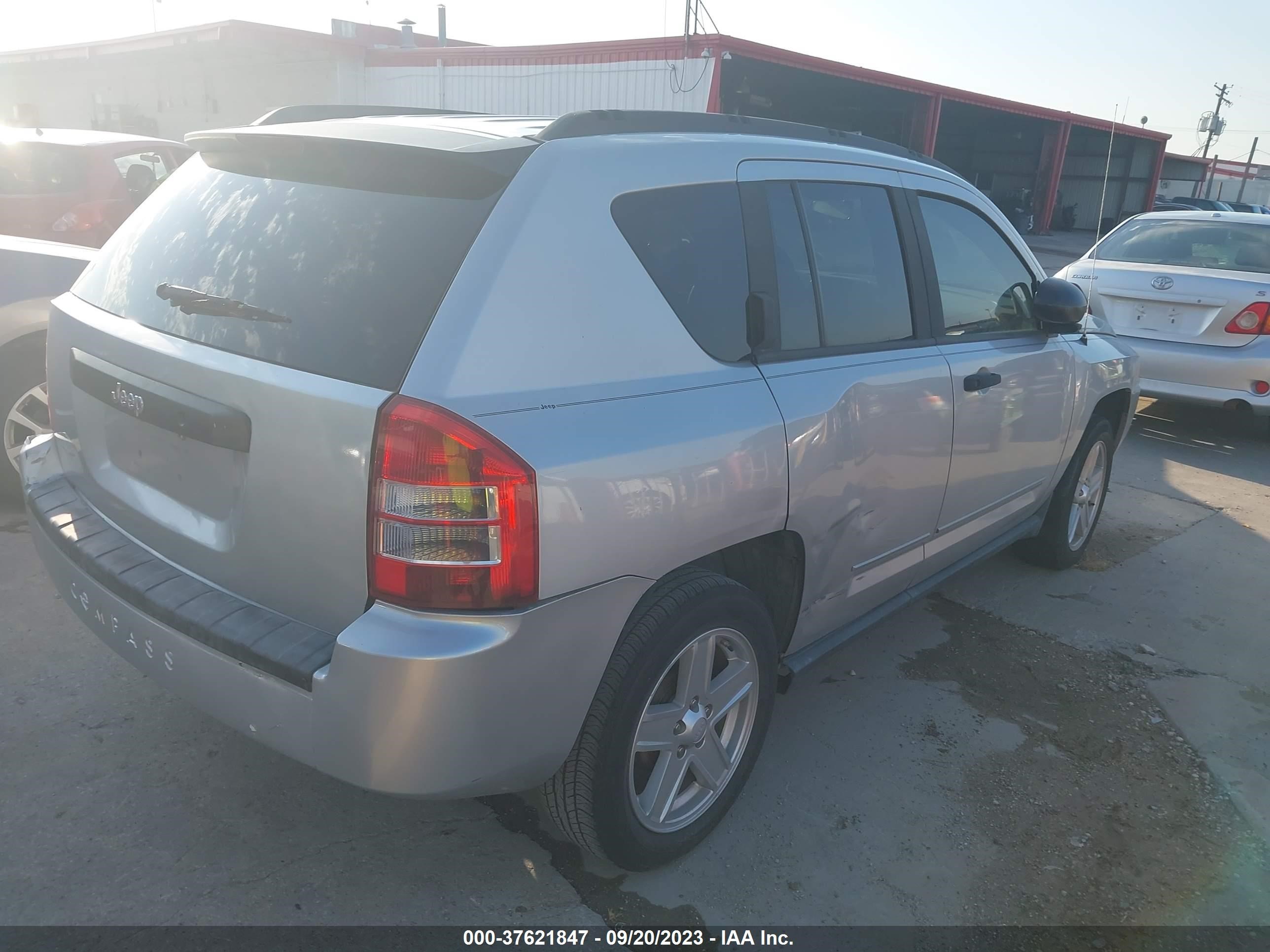 Photo 3 VIN: 1J4NT1FAXAD625951 - JEEP COMPASS 