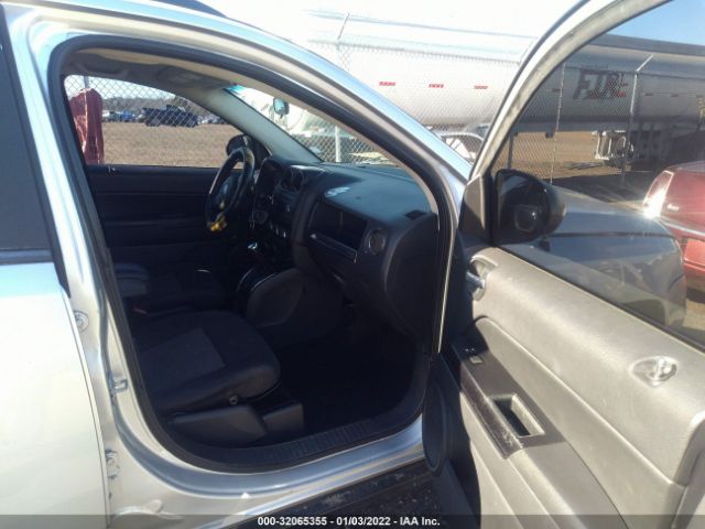 Photo 4 VIN: 1J4NT1FB1BD159577 - JEEP COMPASS 