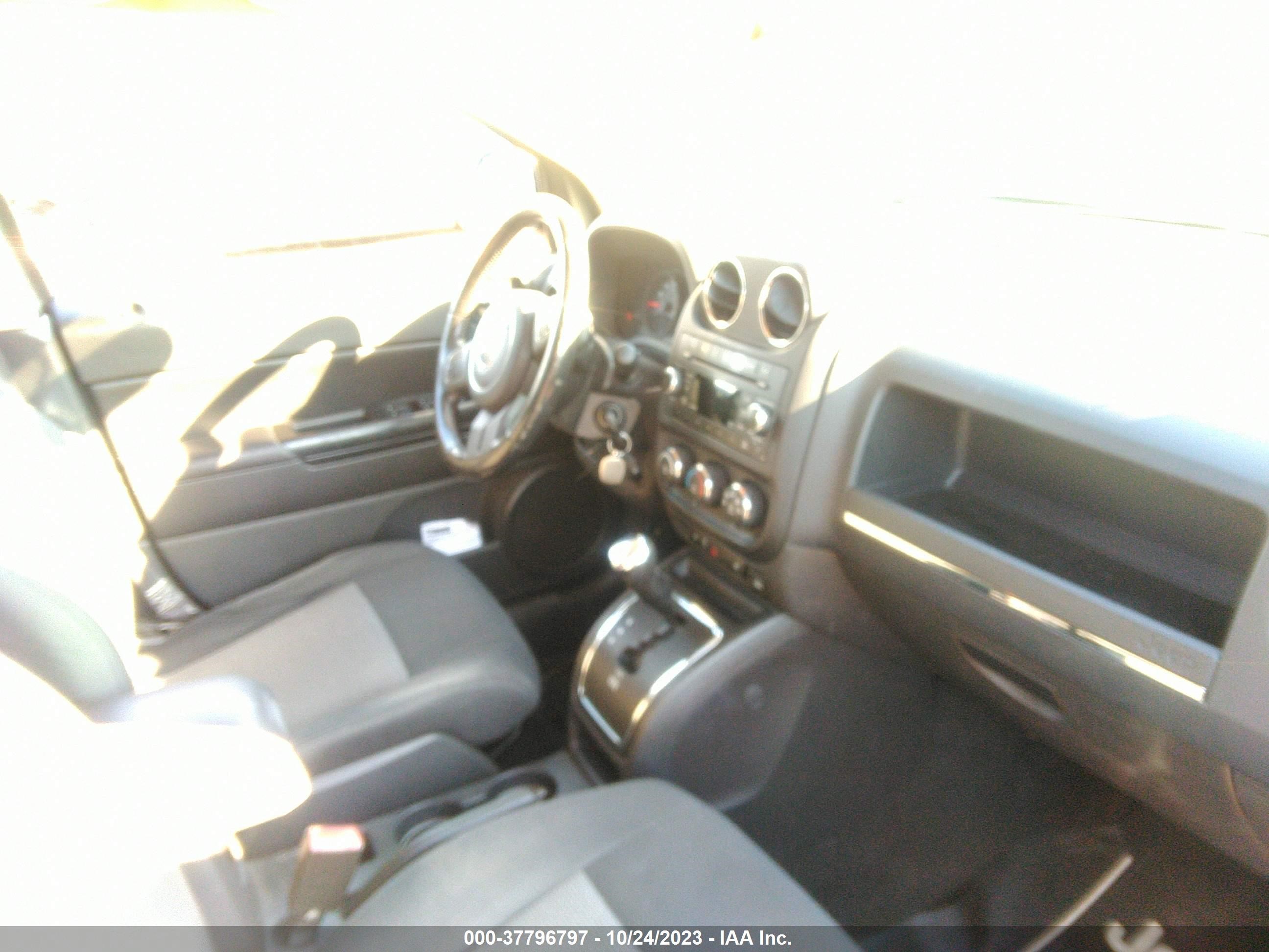 Photo 4 VIN: 1J4NT1FB1BD176783 - JEEP COMPASS 