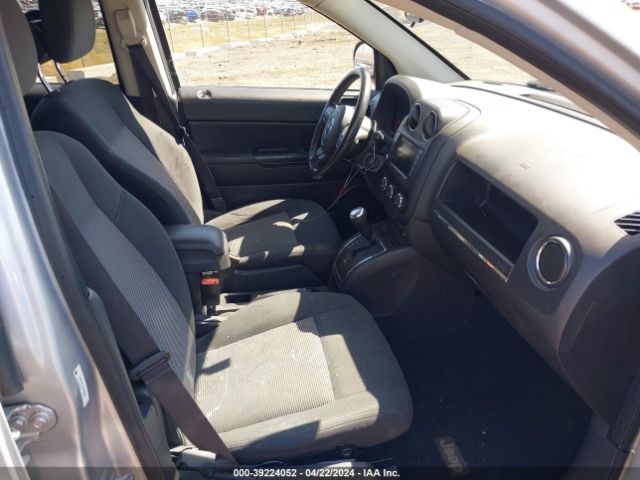 Photo 4 VIN: 1J4NT1FB1BD236500 - JEEP COMPASS 