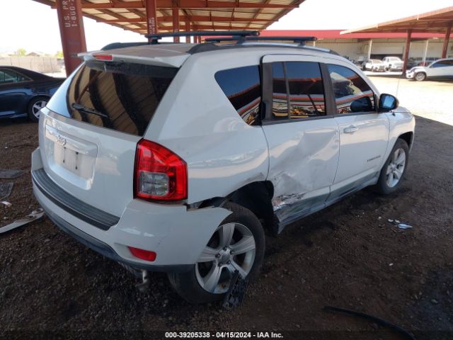 Photo 3 VIN: 1J4NT1FB3BD245750 - JEEP COMPASS 