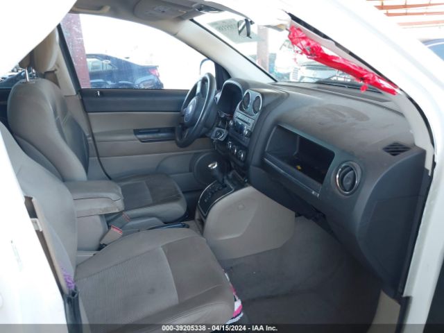 Photo 4 VIN: 1J4NT1FB3BD245750 - JEEP COMPASS 