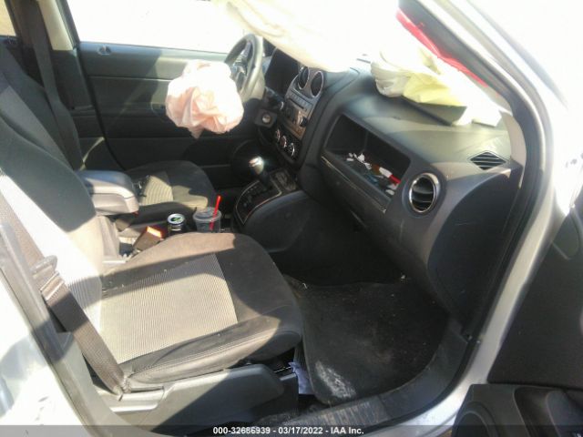 Photo 4 VIN: 1J4NT1FB4BD165874 - JEEP COMPASS 