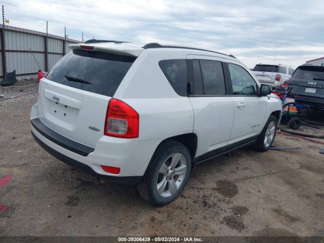 Photo 3 VIN: 1J4NT1FBXBD260939 - JEEP COMPASS 