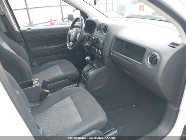 Photo 4 VIN: 1J4NT1FBXBD260939 - JEEP COMPASS 