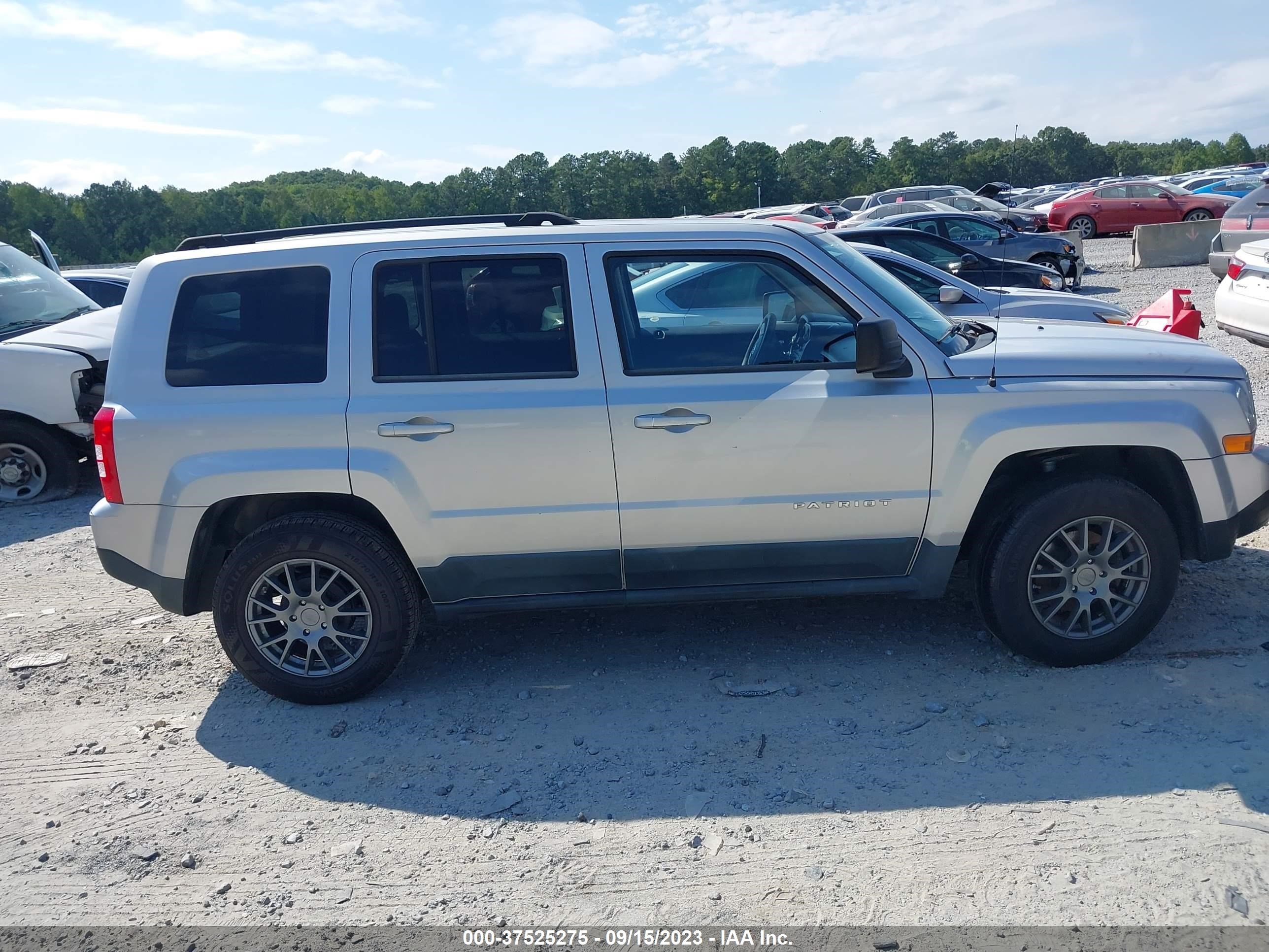 Photo 12 VIN: 1J4NT1GA1BD202837 - JEEP LIBERTY (PATRIOT) 