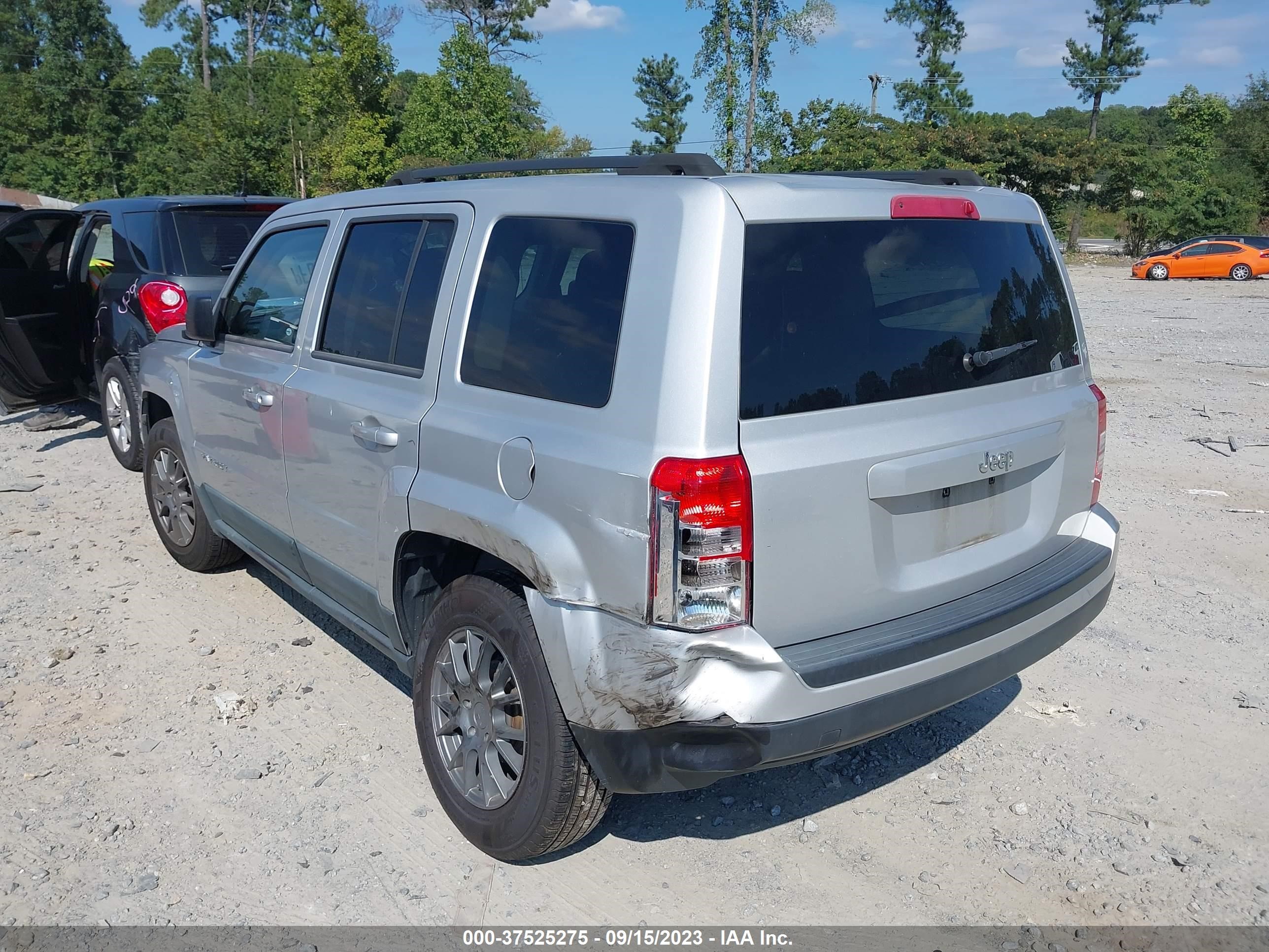 Photo 2 VIN: 1J4NT1GA1BD202837 - JEEP LIBERTY (PATRIOT) 