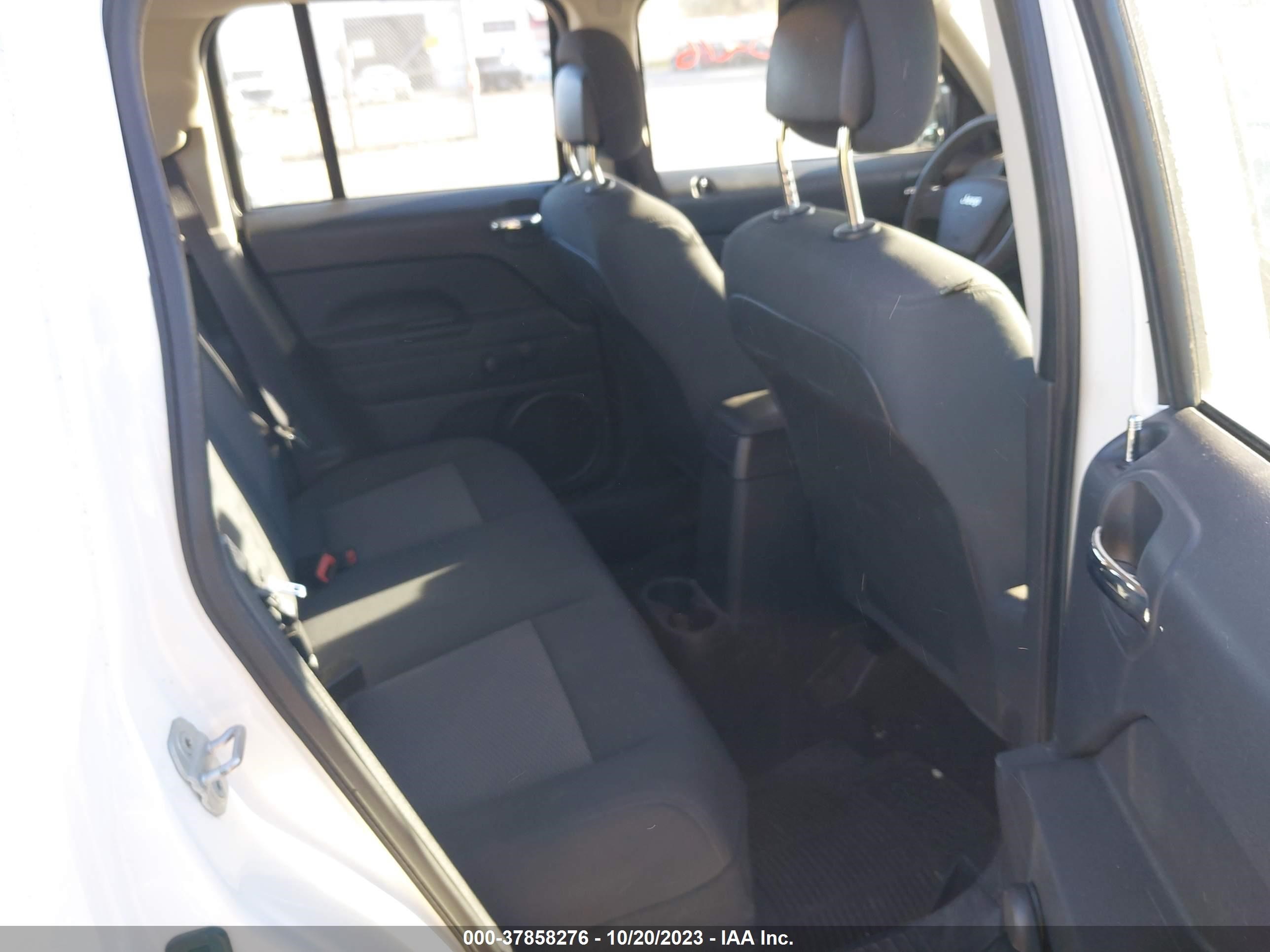 Photo 7 VIN: 1J4NT2GA6AD639558 - JEEP LIBERTY (PATRIOT) 