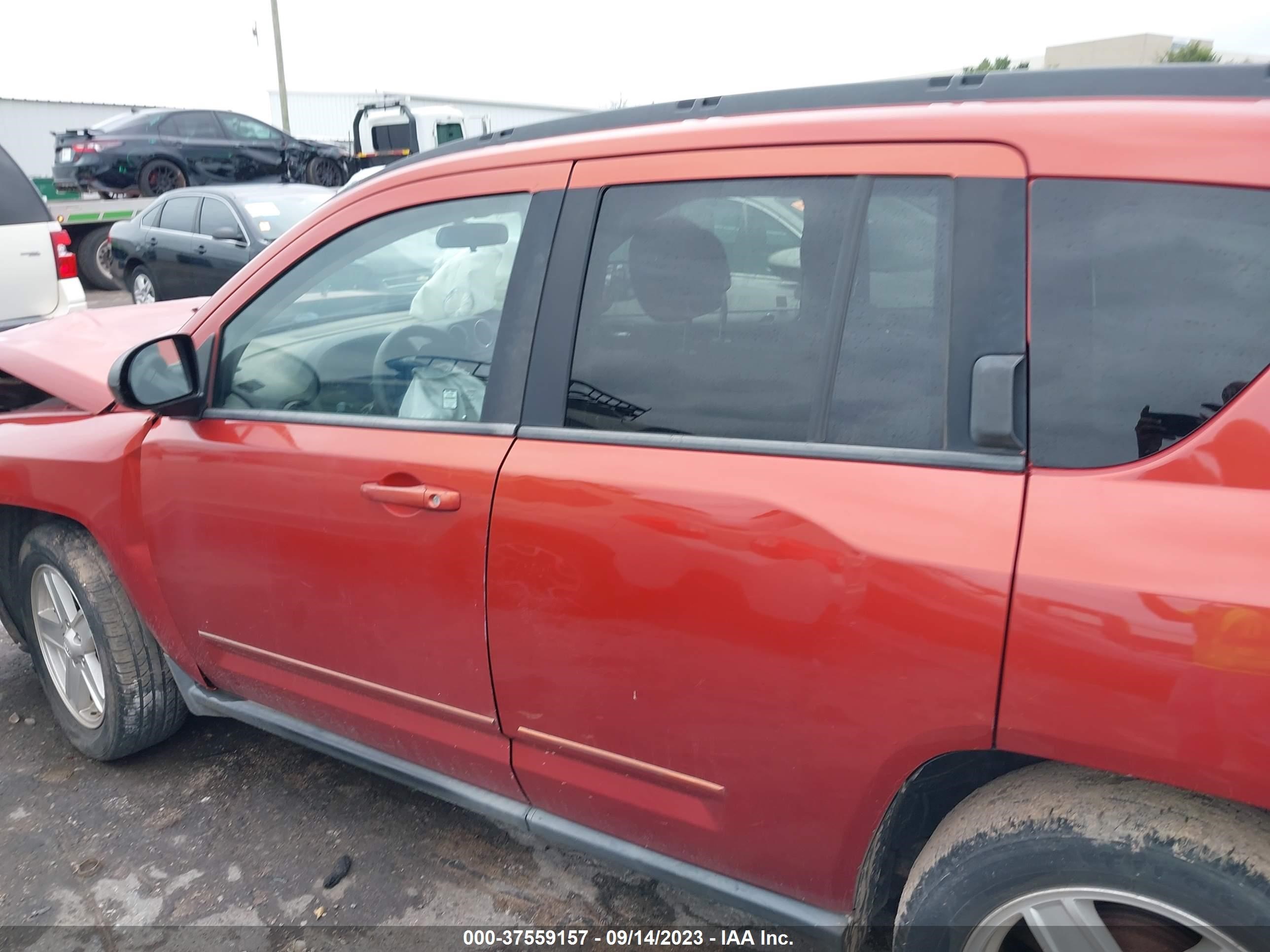 Photo 13 VIN: 1J4NT4FB7AD560437 - JEEP COMPASS 