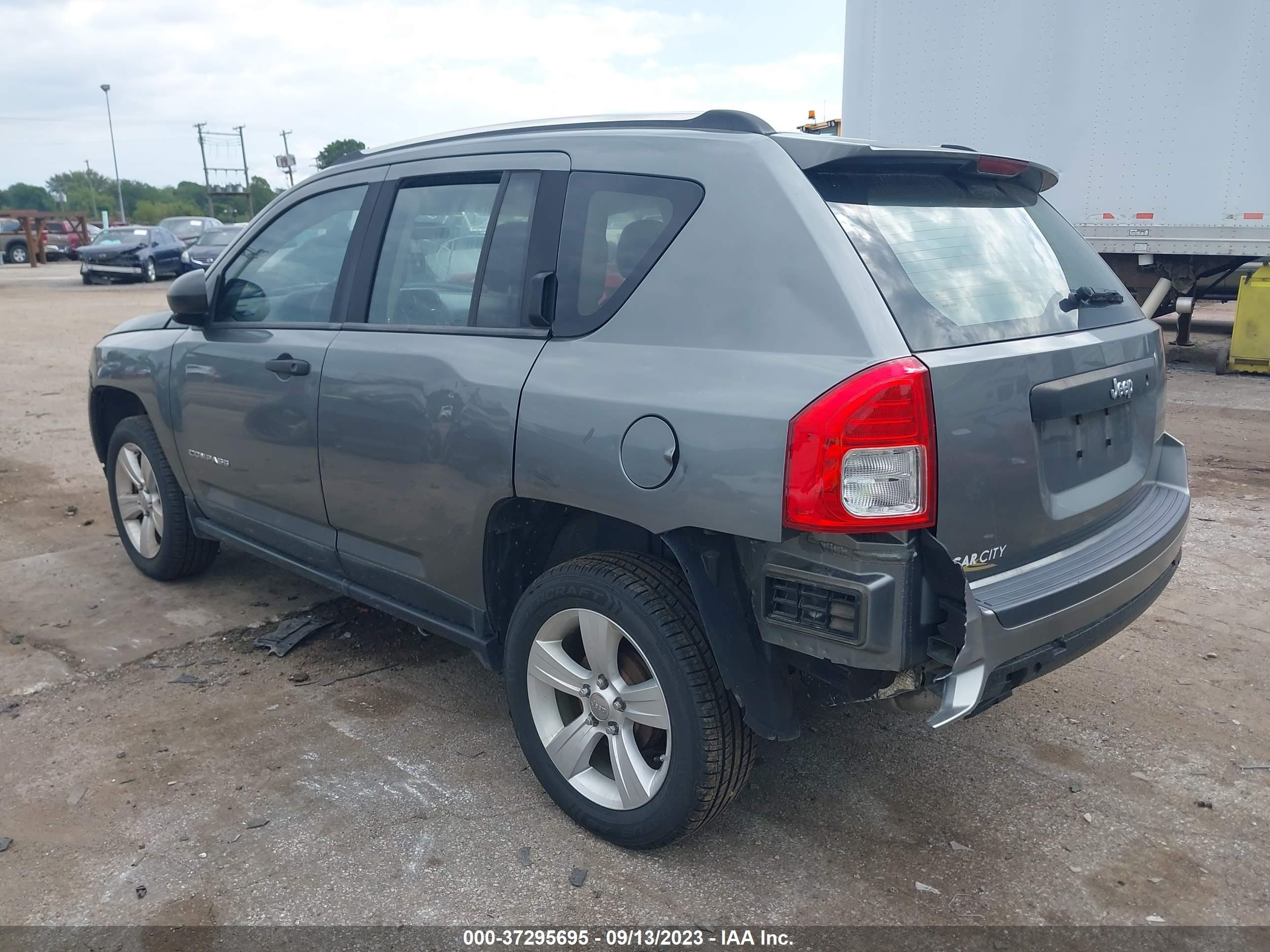 Photo 2 VIN: 1J4NT4FB9BD266927 - JEEP COMPASS 