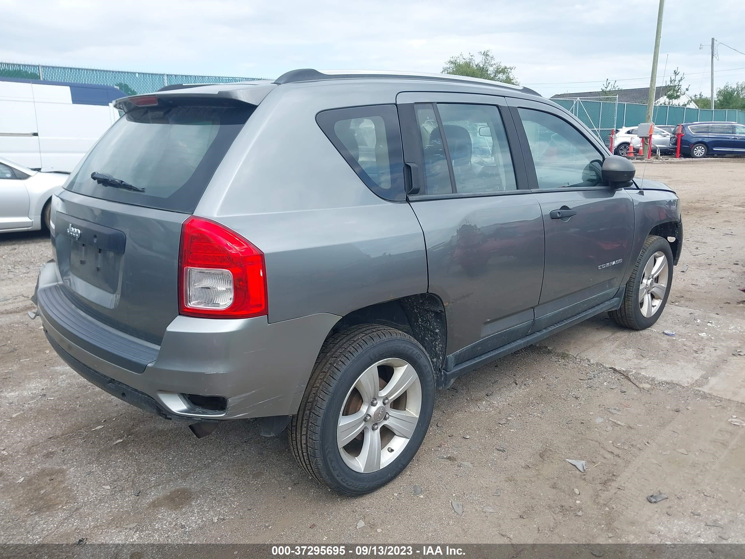 Photo 3 VIN: 1J4NT4FB9BD266927 - JEEP COMPASS 