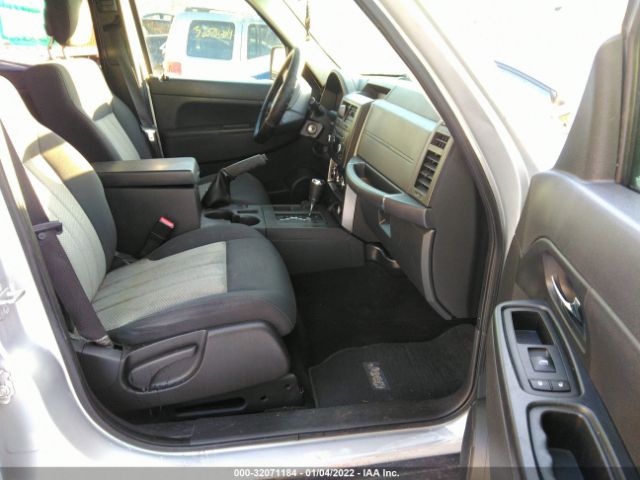 Photo 4 VIN: 1J4PN2GK0AW133093 - JEEP LIBERTY 