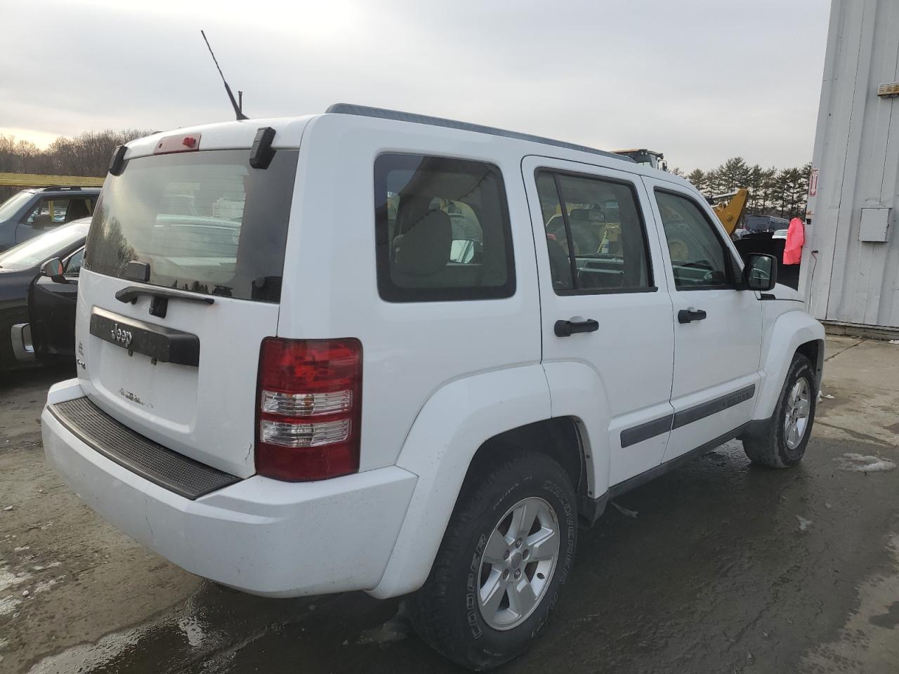 Photo 2 VIN: 1J4PN2GK0BW516906 - JEEP LIBERTY (NORTH AMERICA) 