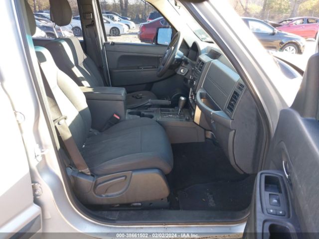 Photo 4 VIN: 1J4PN2GK0BW579570 - JEEP LIBERTY 