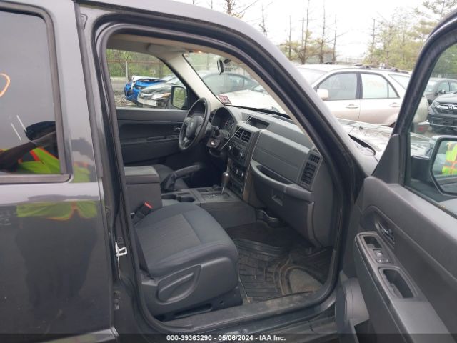 Photo 4 VIN: 1J4PN2GK0BW592996 - JEEP LIBERTY 