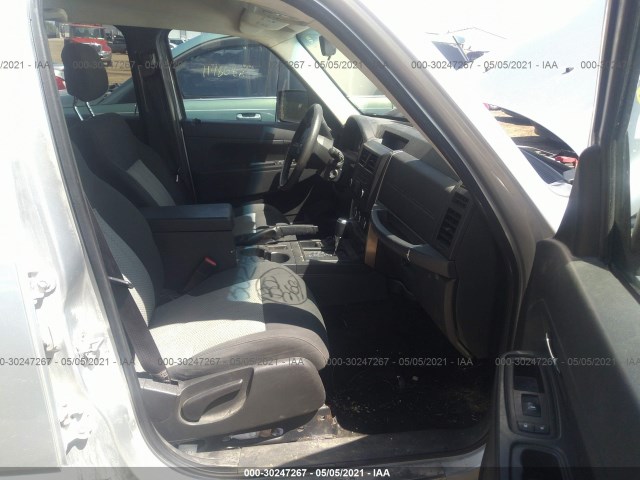 Photo 4 VIN: 1J4PN2GK2AW177323 - JEEP LIBERTY 