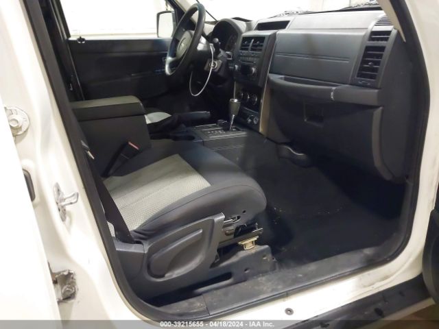 Photo 4 VIN: 1J4PN2GK4AW166422 - JEEP LIBERTY 