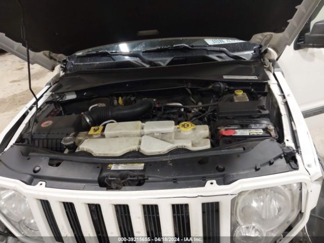 Photo 9 VIN: 1J4PN2GK4AW166422 - JEEP LIBERTY 