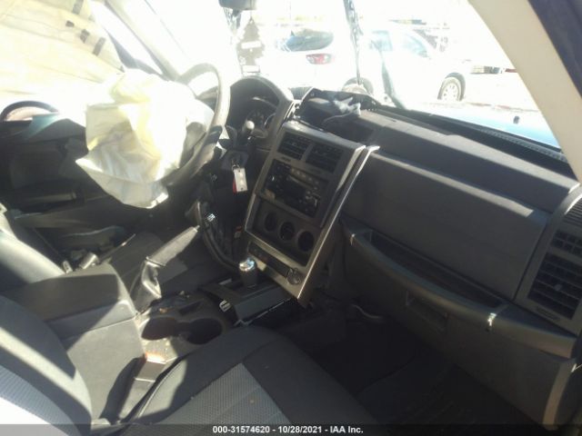 Photo 4 VIN: 1J4PN2GK6AW135690 - JEEP LIBERTY 