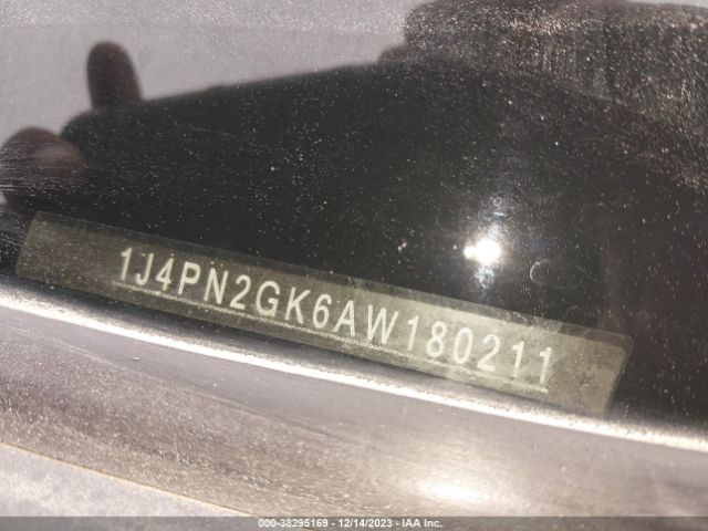 Photo 8 VIN: 1J4PN2GK6AW180211 - JEEP LIBERTY 