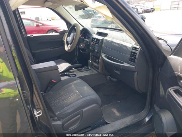 Photo 4 VIN: 1J4PN2GK7BW527613 - JEEP LIBERTY 