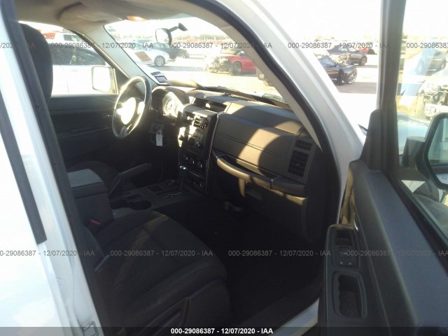 Photo 4 VIN: 1J4PN2GK9BW520100 - JEEP LIBERTY 