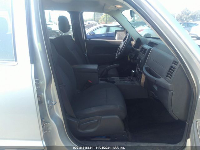 Photo 4 VIN: 1J4PN2GKXBW551890 - JEEP LIBERTY 