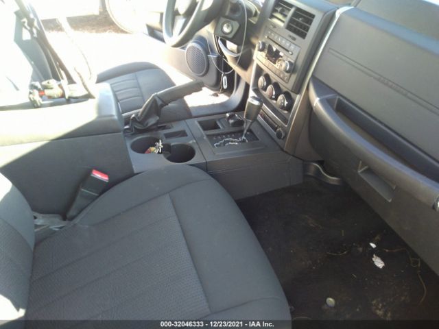 Photo 4 VIN: 1J4PN2GKXBW565434 - JEEP LIBERTY 