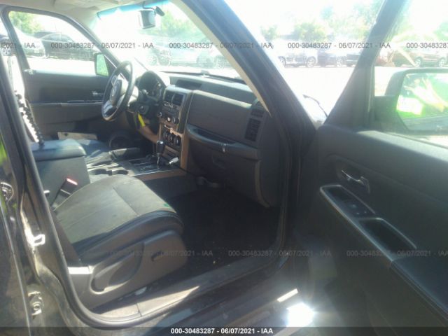 Photo 4 VIN: 1J4PN5GK8BW554949 - JEEP LIBERTY 