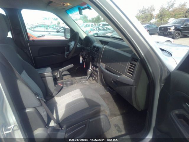 Photo 4 VIN: 1J4PP2GK8AW164490 - JEEP LIBERTY 