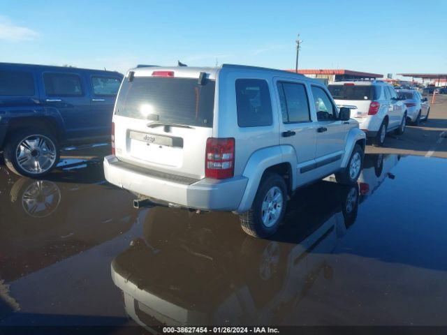 Photo 3 VIN: 1J4PP2GK8BW586163 - JEEP LIBERTY 