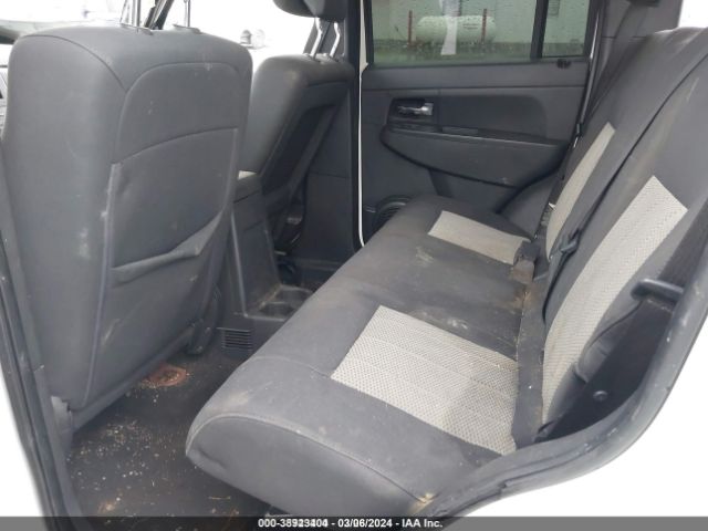 Photo 7 VIN: 1J4PP2GK9AW136620 - JEEP LIBERTY 