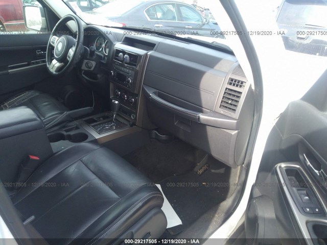 Photo 4 VIN: 1J4PP5GK6BW536847 - JEEP LIBERTY 