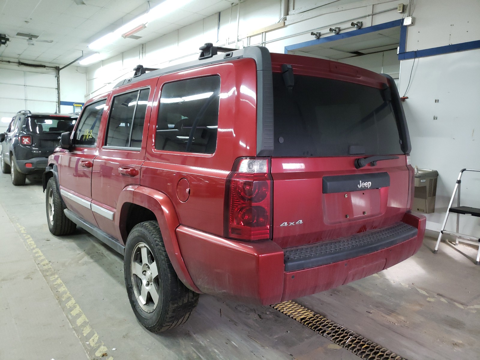 Photo 2 VIN: 1J4RG4GK0AC157149 - JEEP COMMANDER 