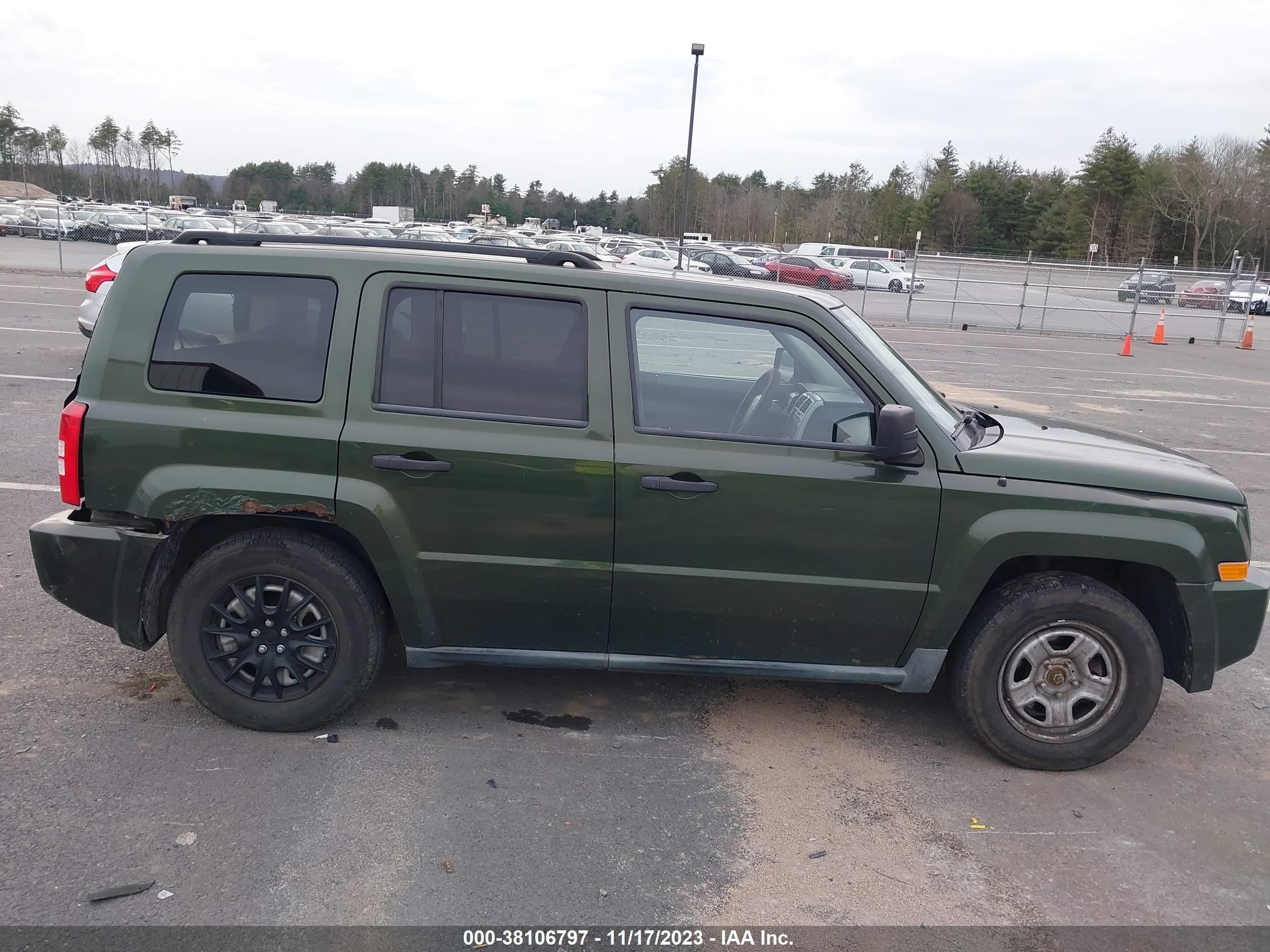 Photo 12 VIN: 1J8FF28W08D639683 - JEEP LIBERTY (PATRIOT) 