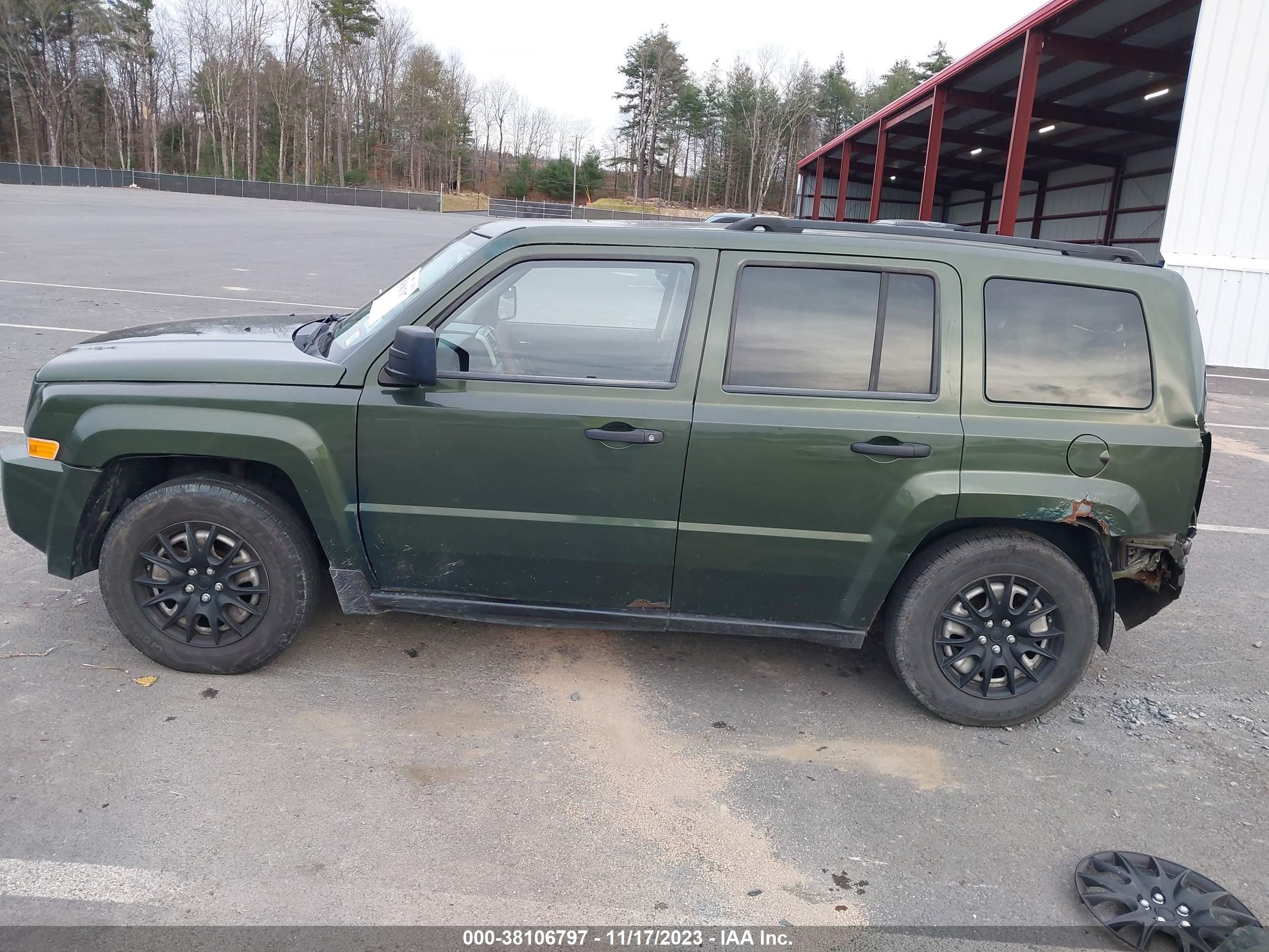 Photo 13 VIN: 1J8FF28W08D639683 - JEEP LIBERTY (PATRIOT) 