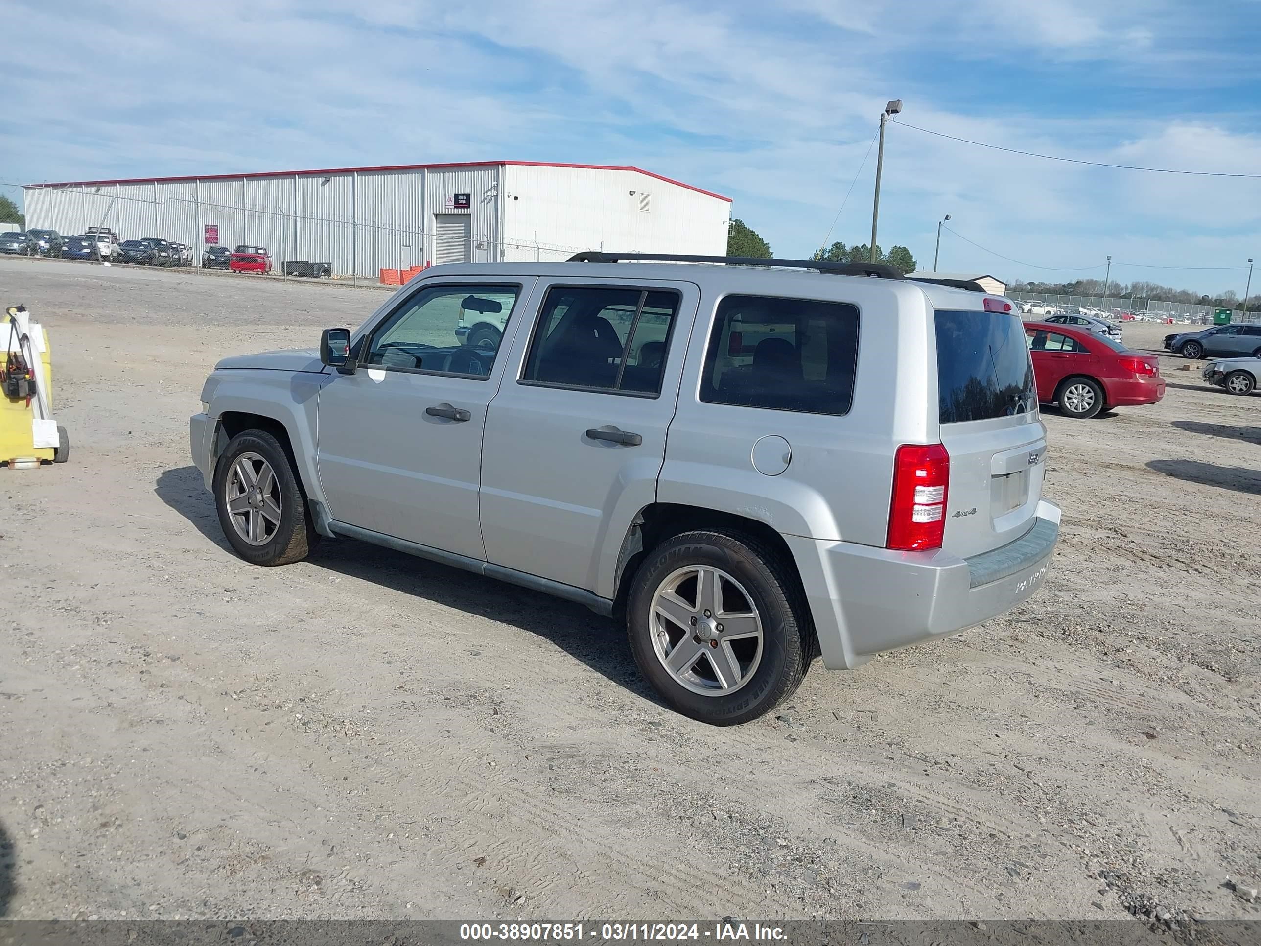 Photo 2 VIN: 1J8FF28W38D560122 - JEEP LIBERTY (PATRIOT) 