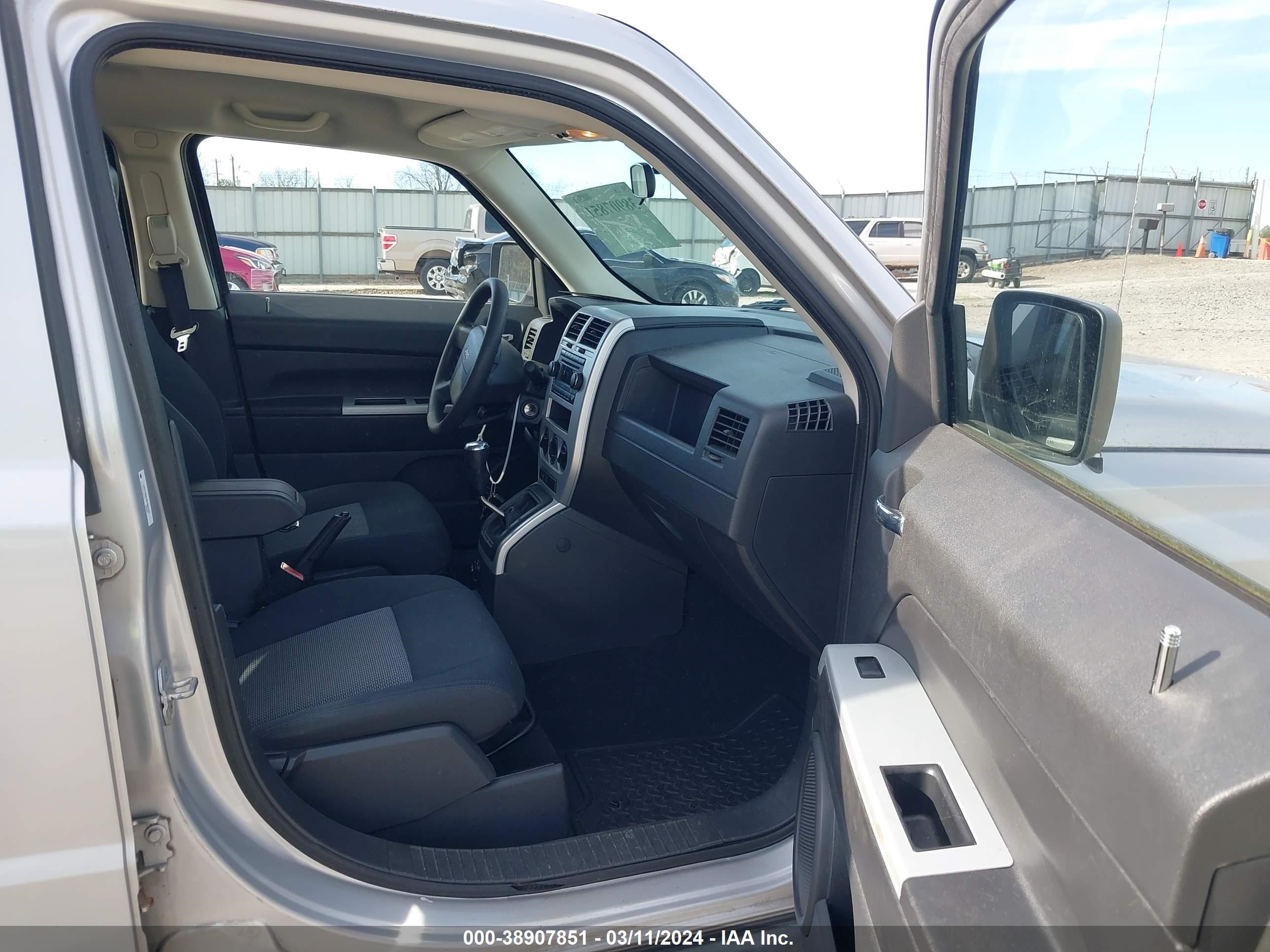 Photo 4 VIN: 1J8FF28W38D560122 - JEEP LIBERTY (PATRIOT) 