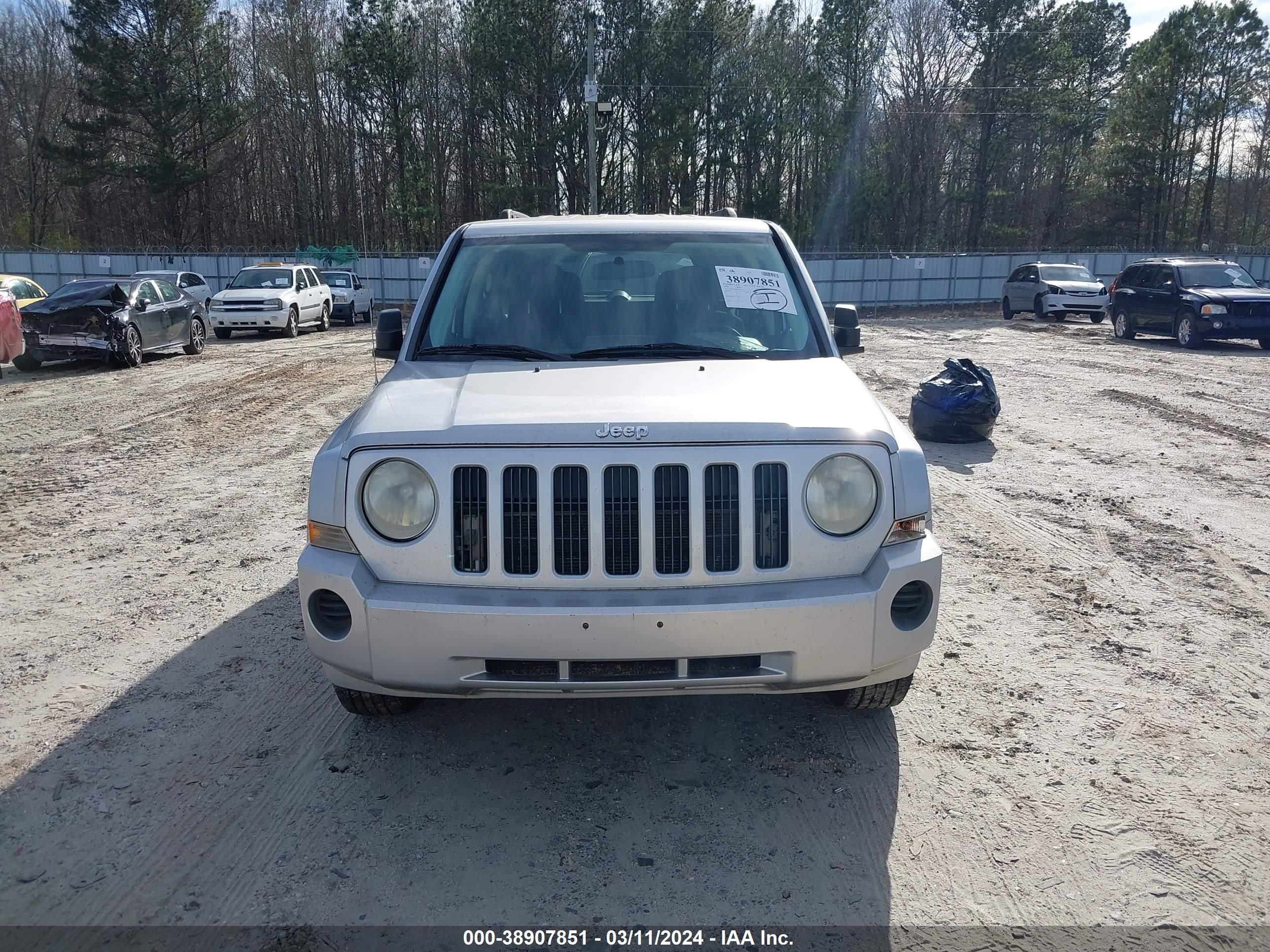 Photo 5 VIN: 1J8FF28W38D560122 - JEEP LIBERTY (PATRIOT) 