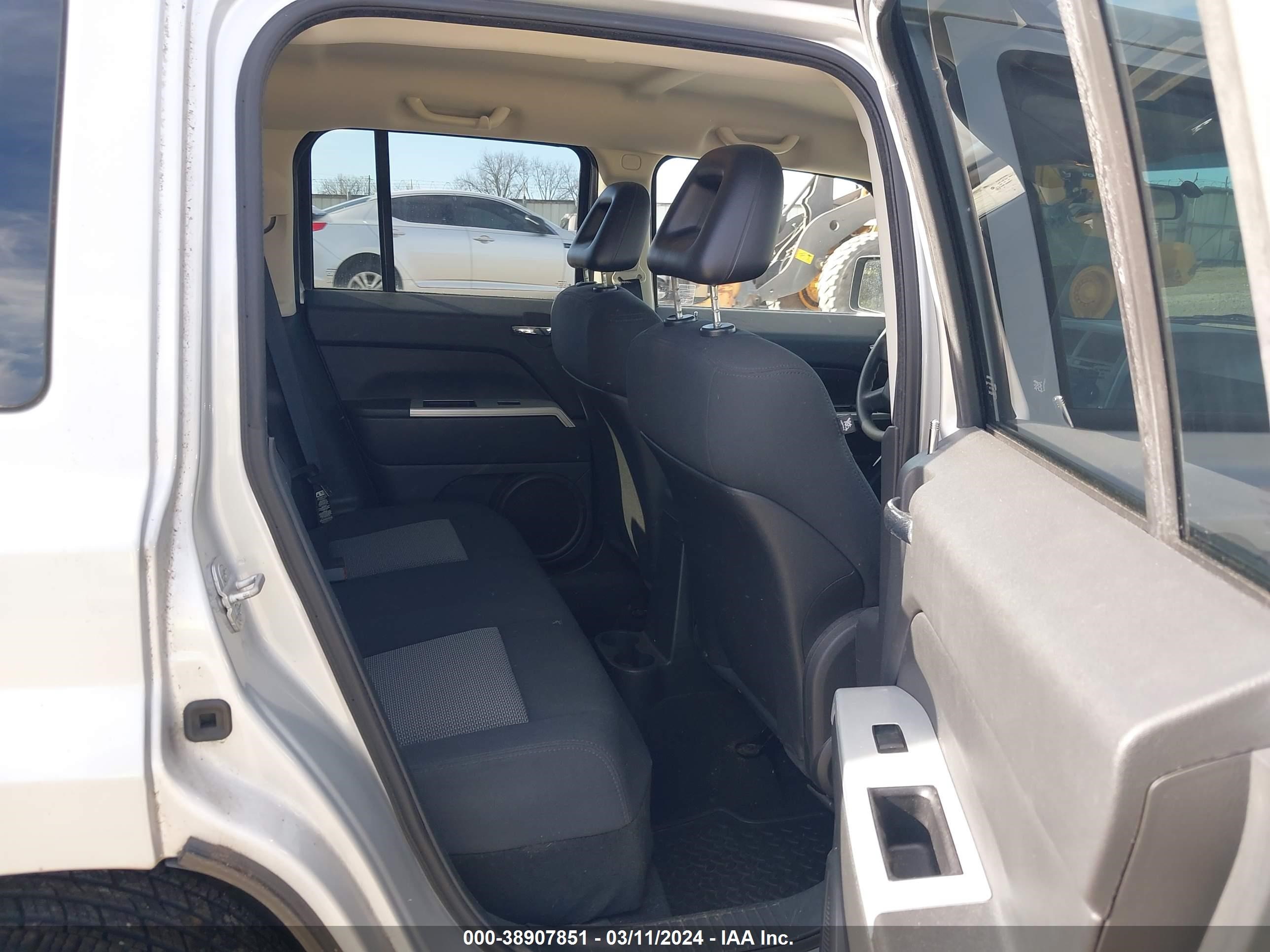 Photo 7 VIN: 1J8FF28W38D560122 - JEEP LIBERTY (PATRIOT) 