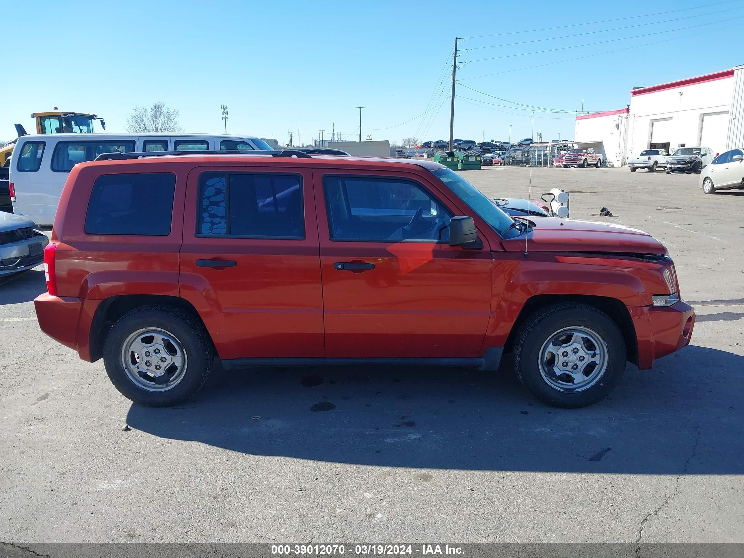 Photo 12 VIN: 1J8FF28W58D746910 - JEEP LIBERTY (PATRIOT) 