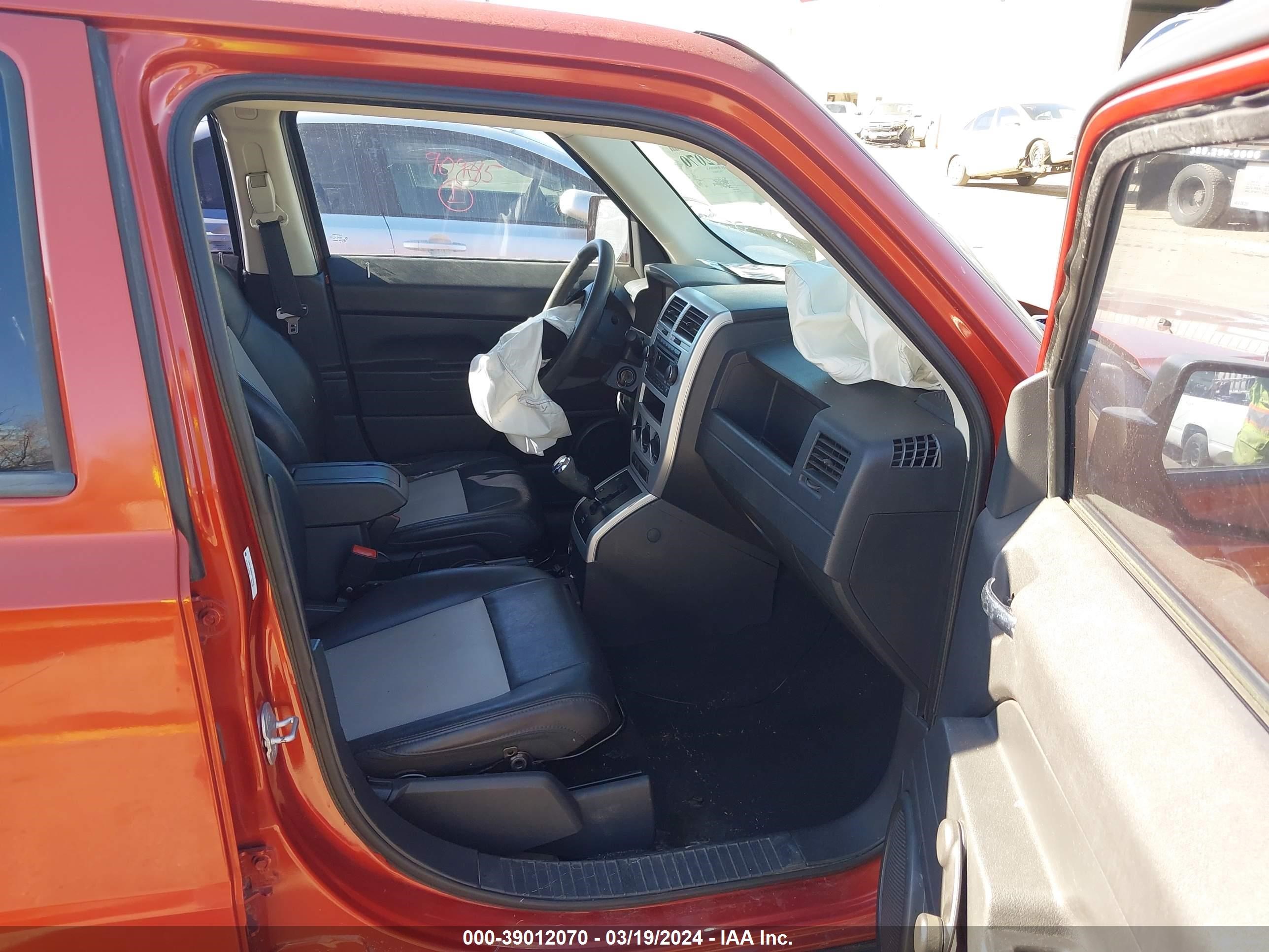 Photo 4 VIN: 1J8FF28W58D746910 - JEEP LIBERTY (PATRIOT) 