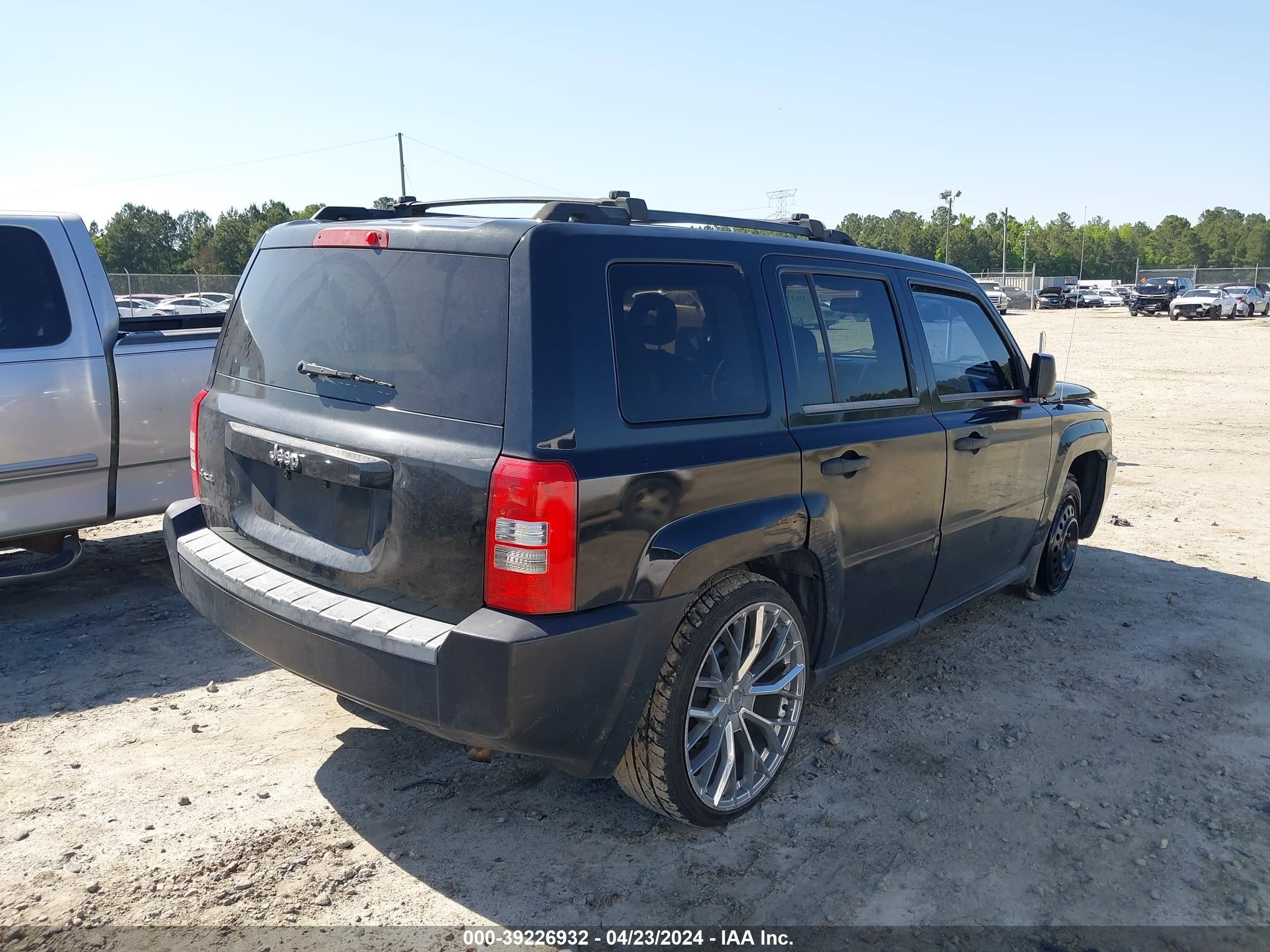 Photo 3 VIN: 1J8FF28W68D787143 - JEEP LIBERTY (PATRIOT) 