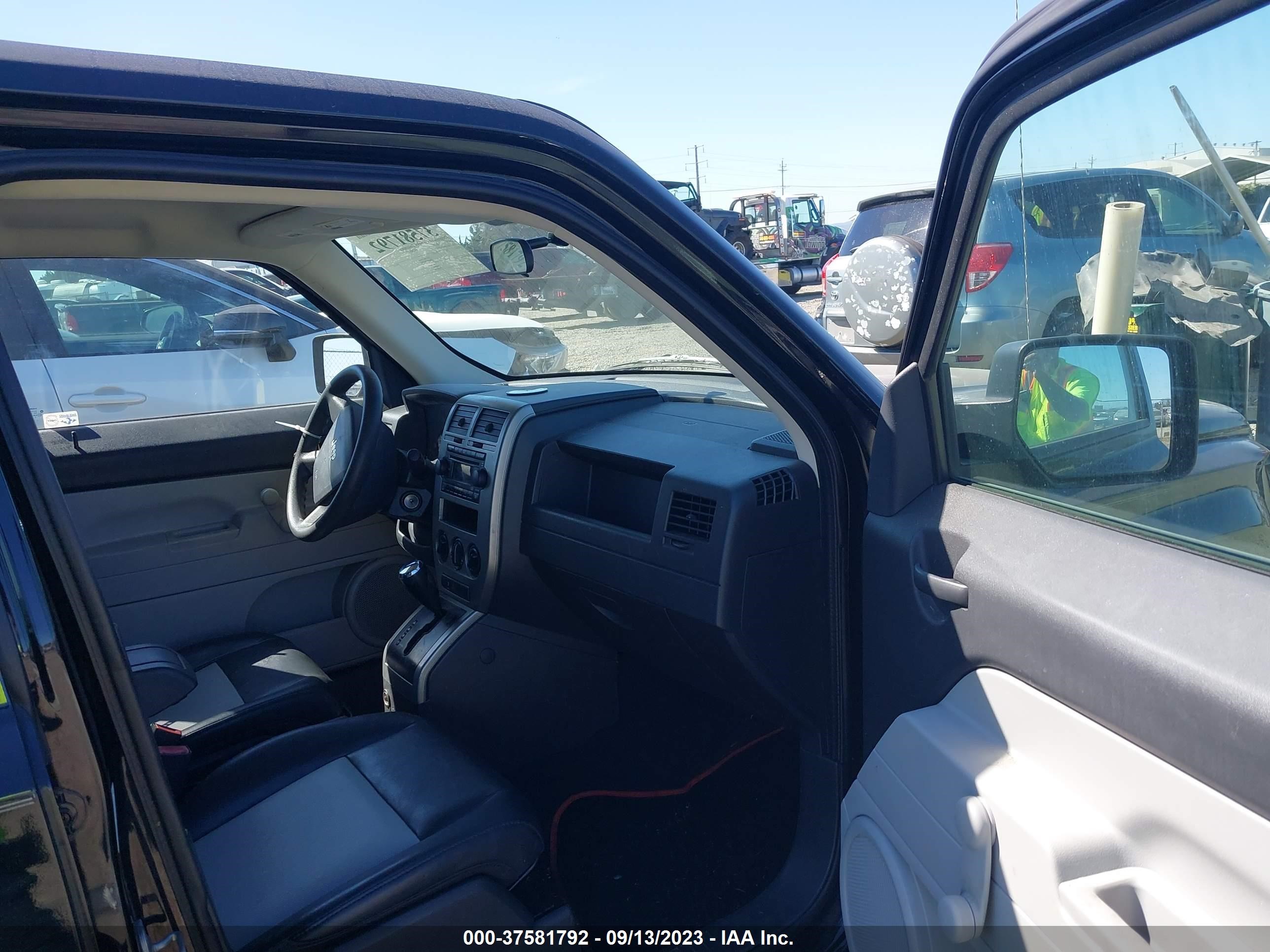 Photo 4 VIN: 1J8FF28W77D355921 - JEEP LIBERTY (PATRIOT) 