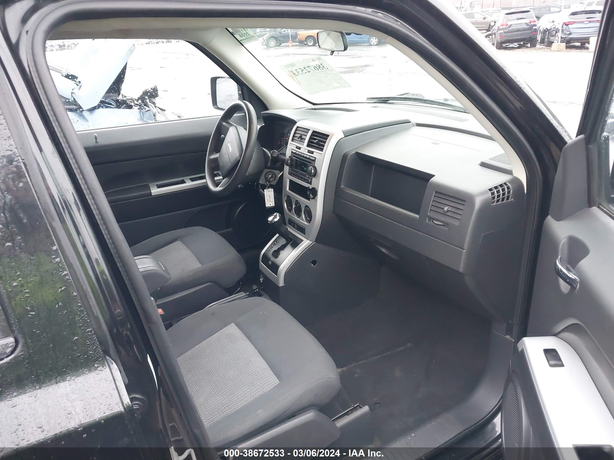 Photo 4 VIN: 1J8FF28W78D512557 - JEEP LIBERTY (PATRIOT) 