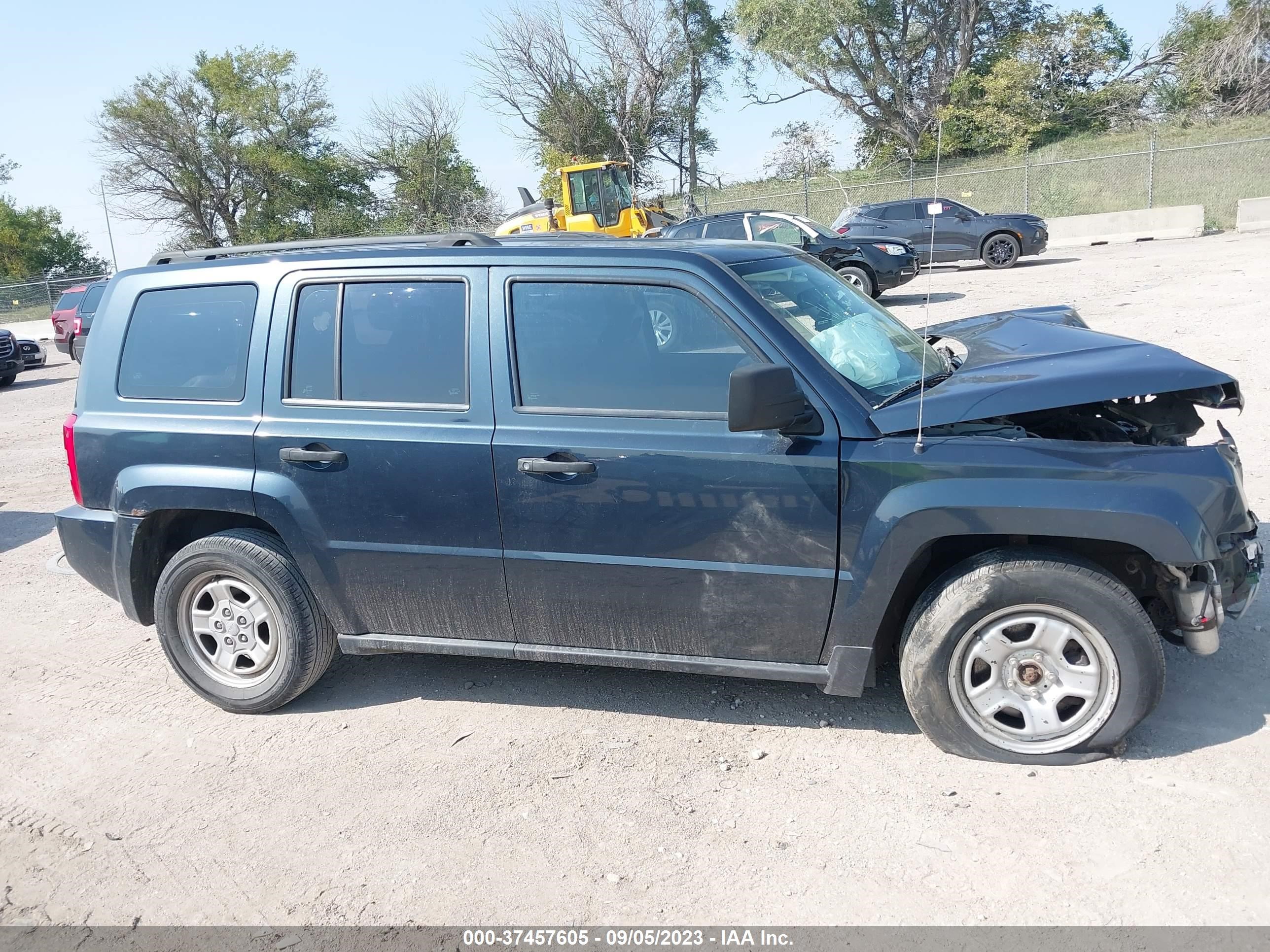 Photo 11 VIN: 1J8FT28007D397738 - JEEP LIBERTY (PATRIOT) 