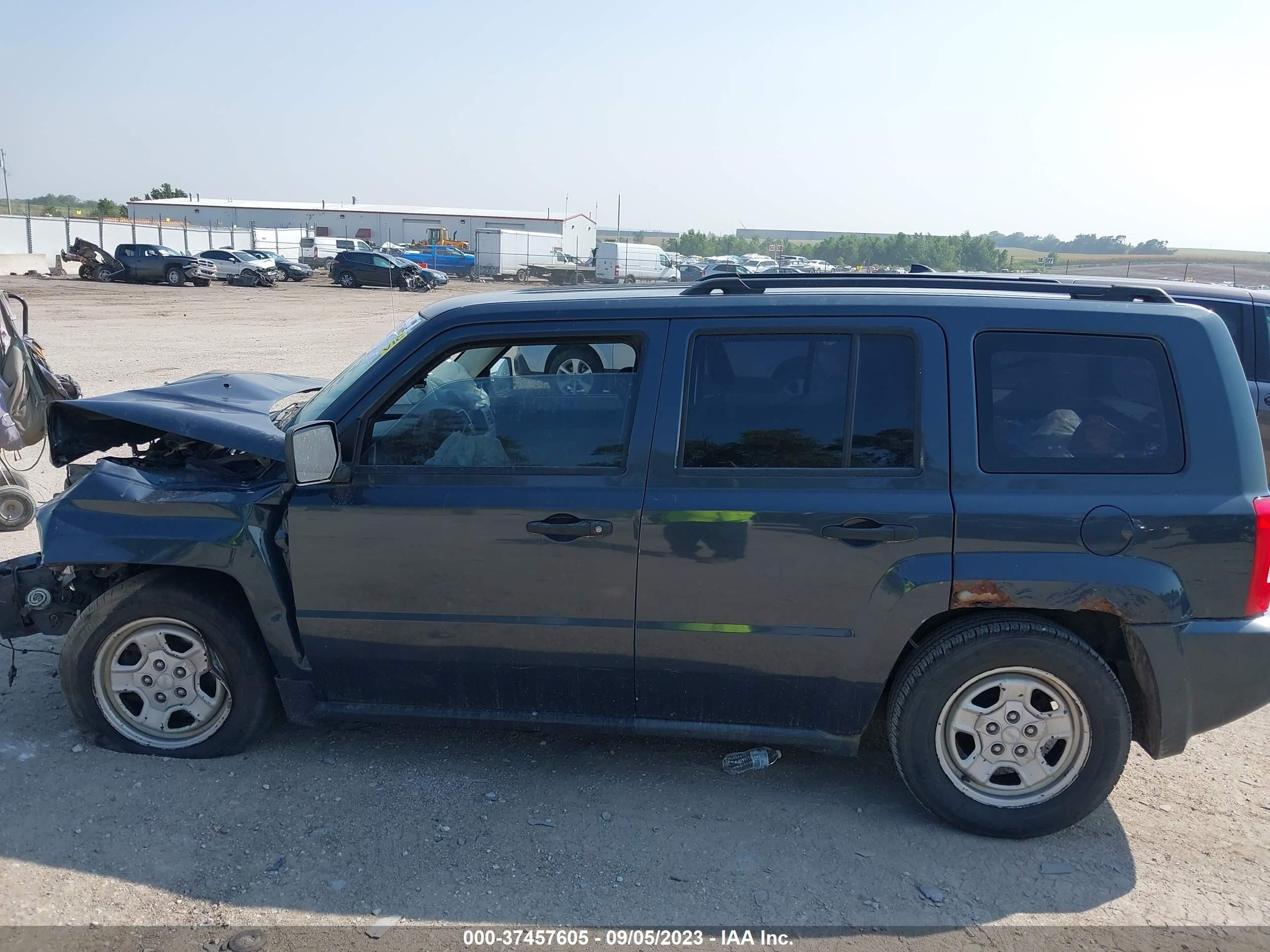 Photo 12 VIN: 1J8FT28007D397738 - JEEP LIBERTY (PATRIOT) 