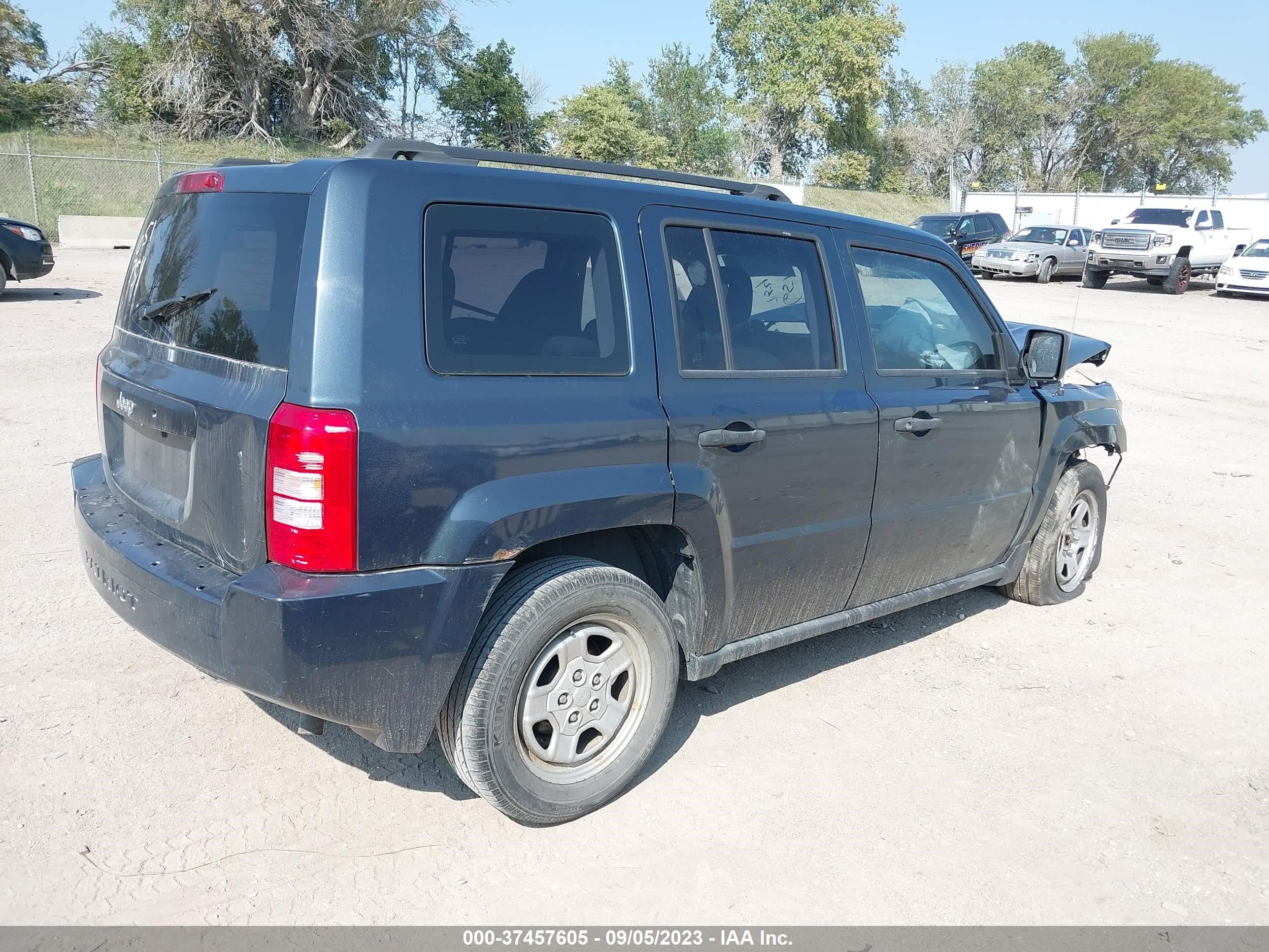 Photo 3 VIN: 1J8FT28007D397738 - JEEP LIBERTY (PATRIOT) 