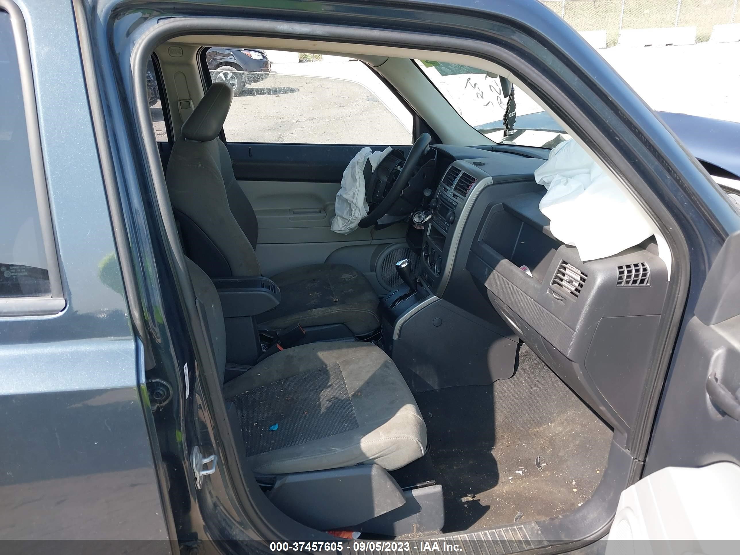 Photo 4 VIN: 1J8FT28007D397738 - JEEP LIBERTY (PATRIOT) 