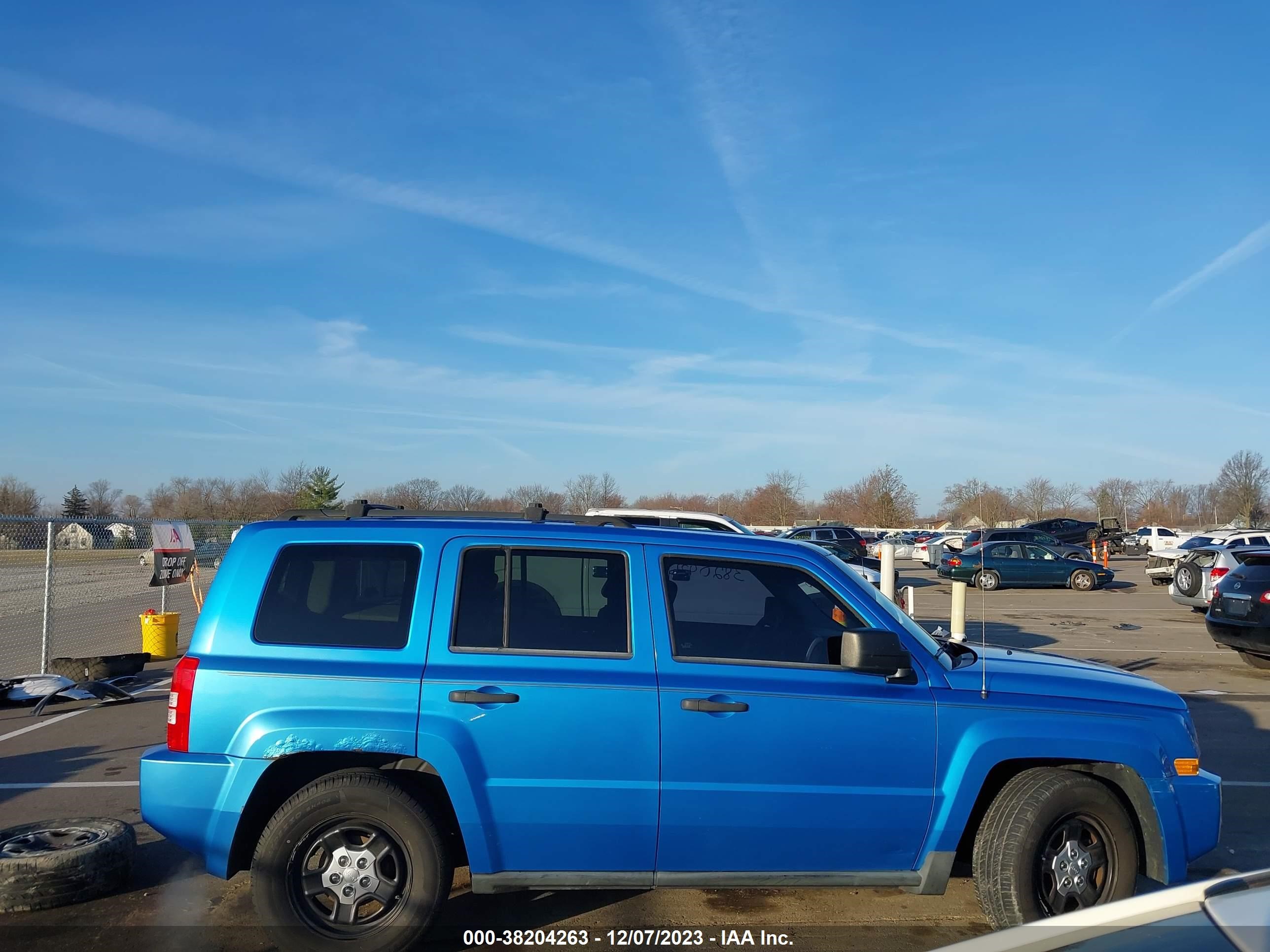 Photo 13 VIN: 1J8FT28028D637289 - JEEP LIBERTY (PATRIOT) 